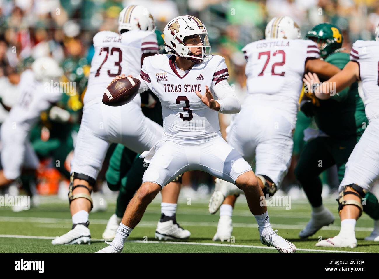 Layne Hatcher (3), quarterback des Bobcats du Texas State, se prépare à livrer une passe contre les Baylor Bears lors d'un match de football universitaire de la NCAA, au McLane Stadium le samedi 17 septembre 2022, à Waco (Eddie Kelly/image of Sport) Banque D'Images