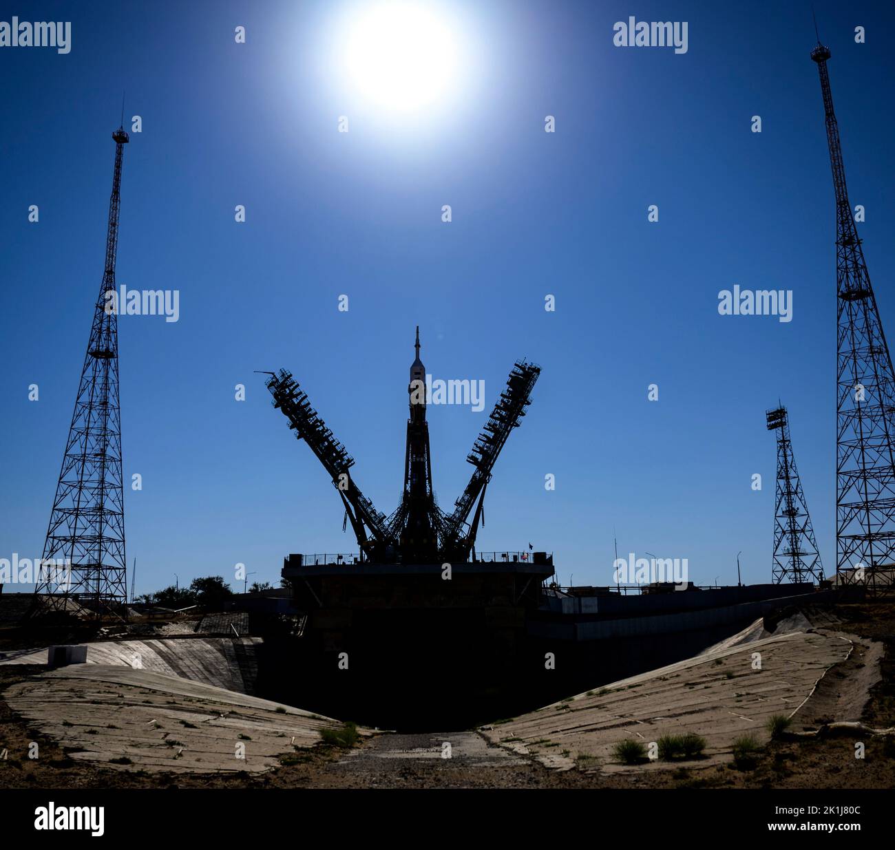 La structure de service est mise en place autour de la fusée Soyouz, le dimanche 18 septembre 2022, au site 31 du cosmodrome de Baïkonour au Kazakhstan. Expédition 68 l'astronaute Frank Rubio de la NASA, et les cosmonautes Sergey Prokopyev et Dmitri Petelin de Roscosmos, doivent se lancer à bord de leur vaisseau Soyouz MS-22 le 21 septembre 2022. Crédit obligatoire : Bill Ingalls/NASA via CNP Banque D'Images