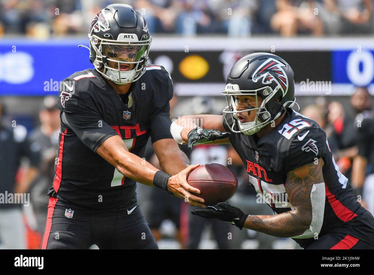 Atlanta Falcons Quarterback Marcus Mariota (1) remet le ballon à la course de retour Tyler Allgeier (25) lors d'un match de la NFL contre les Los Angeles Rams, Banque D'Images