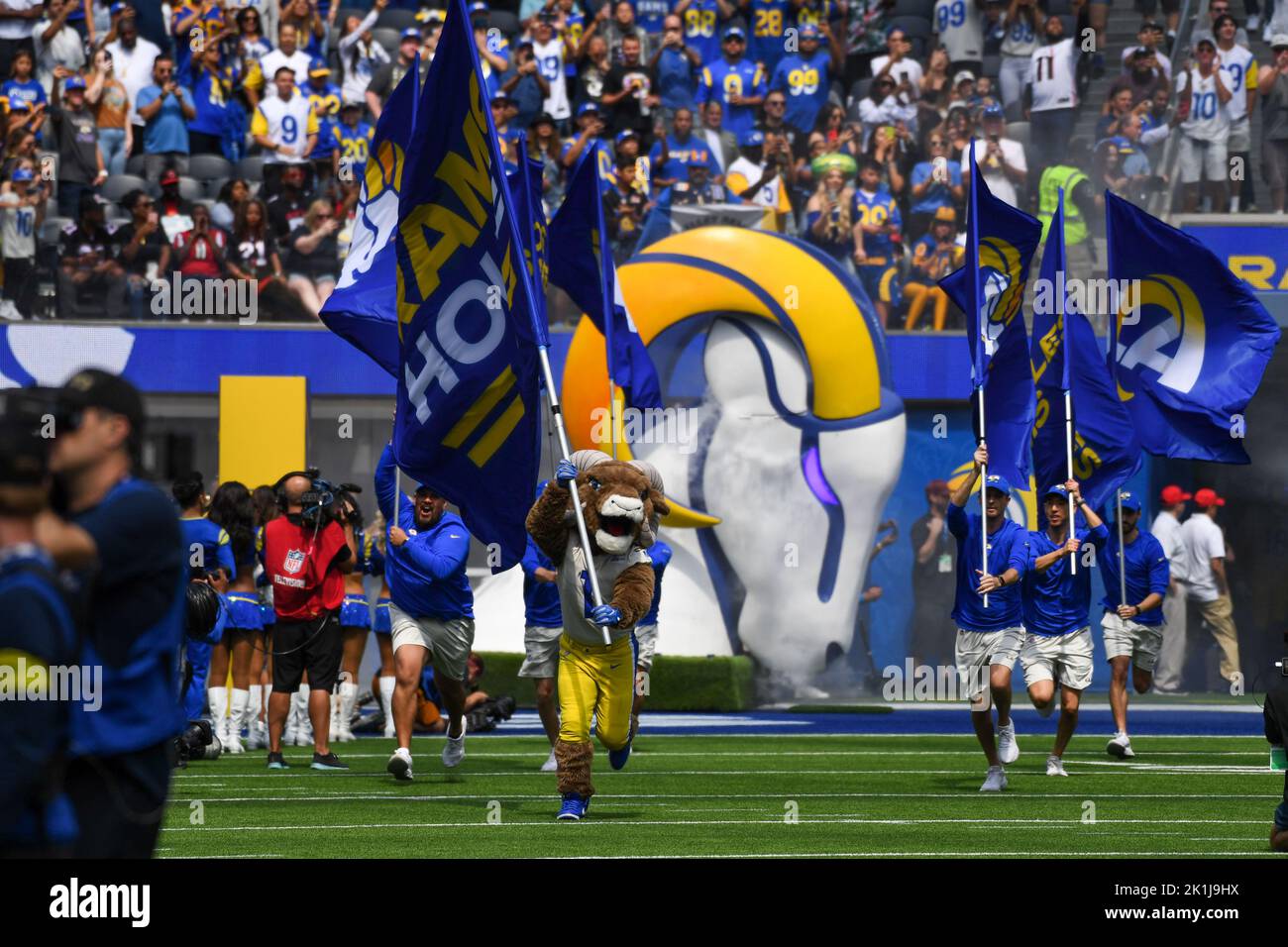 Rampage mène les Rams de Los Angeles hors du tunnel avant un match de