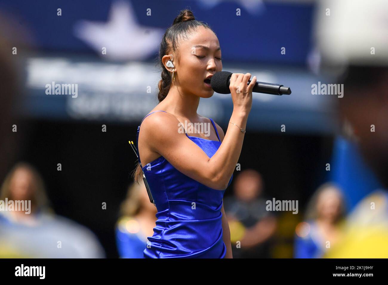 La chanteuse américaine Sophia Bromberg interprète l'hymne national lors d'un match de la NFL, le dimanche 18 septembre 2022, à Inglewood, Calif. Les Rams ont vaincu la Fa Banque D'Images