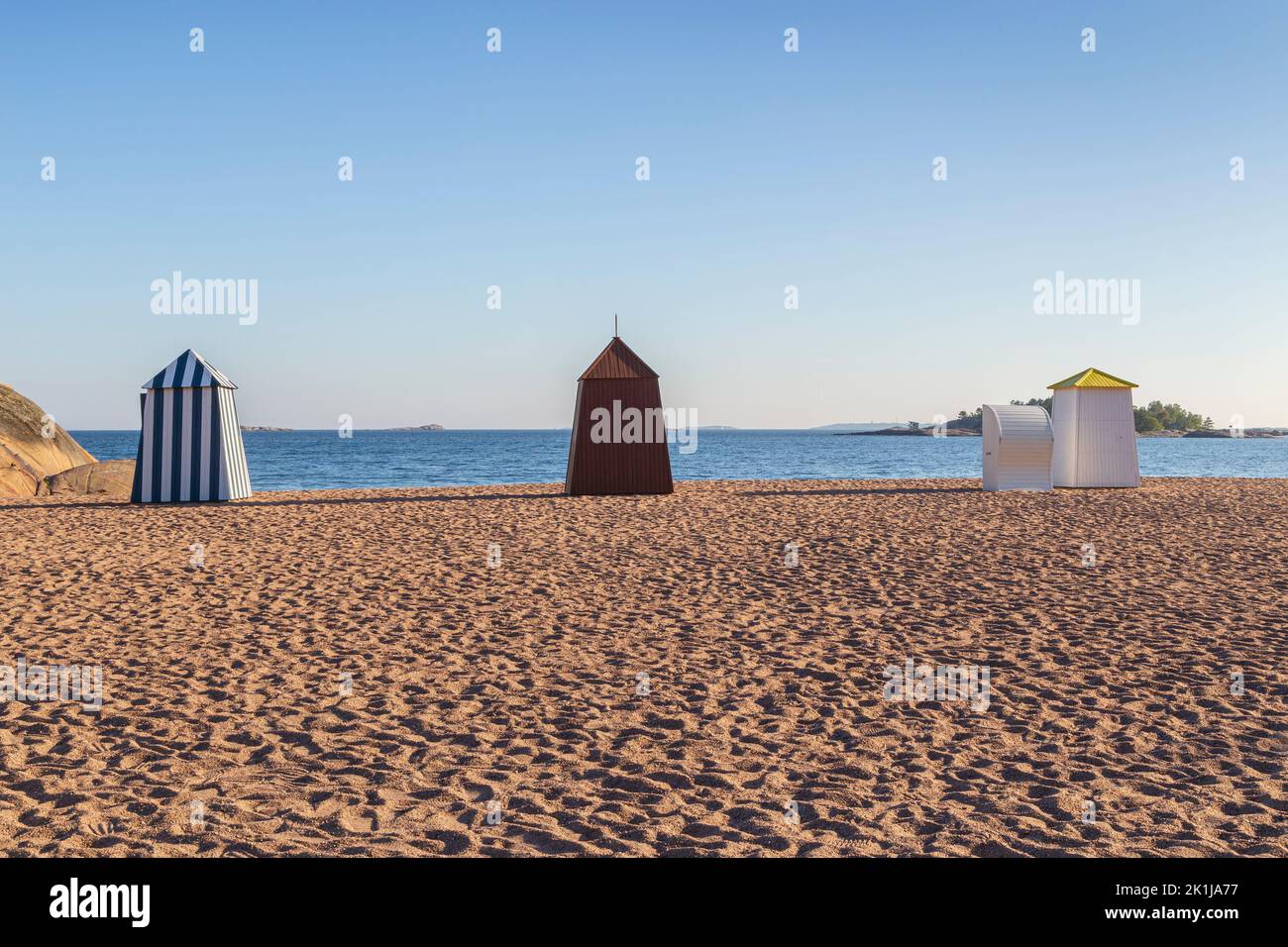 Cabines de change en bois ou huttes à la plage de sable et vide du Casino dans le centre-ville de Hanko, en Finlande, lors d'une journée ensoleillée en été. Banque D'Images