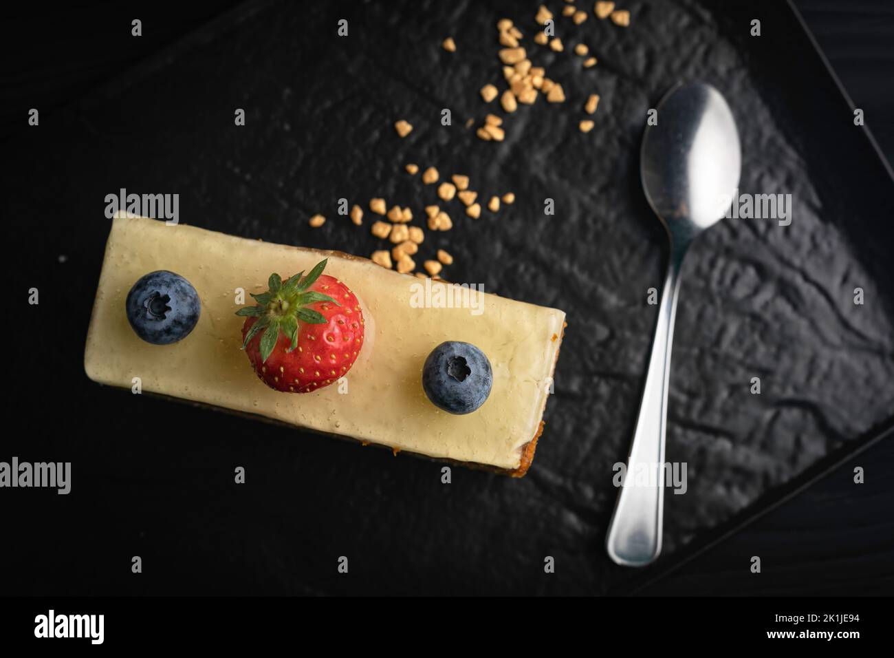 Vue de dessus d'un gâteau de l'Opéra avec baies servies sur une assiette Banque D'Images