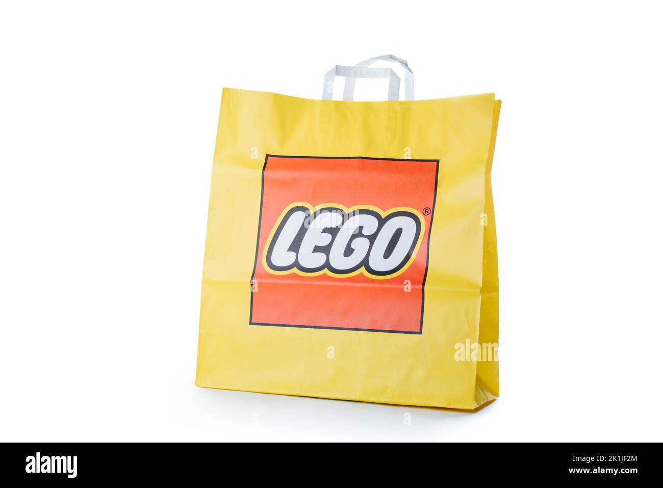 Chypre, Paphos - 08 SEPTEMBRE 2022 : sac en papier jaune lego de la célèbre marque de constructeur de jouets bloke. Sur fond blanc. Banque D'Images