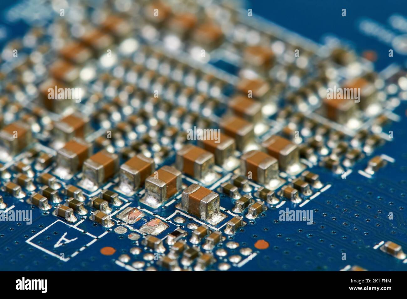Résistances, condensateurs, transistors sur une carte de circuit imprimé d'ordinateur électronique Banque D'Images