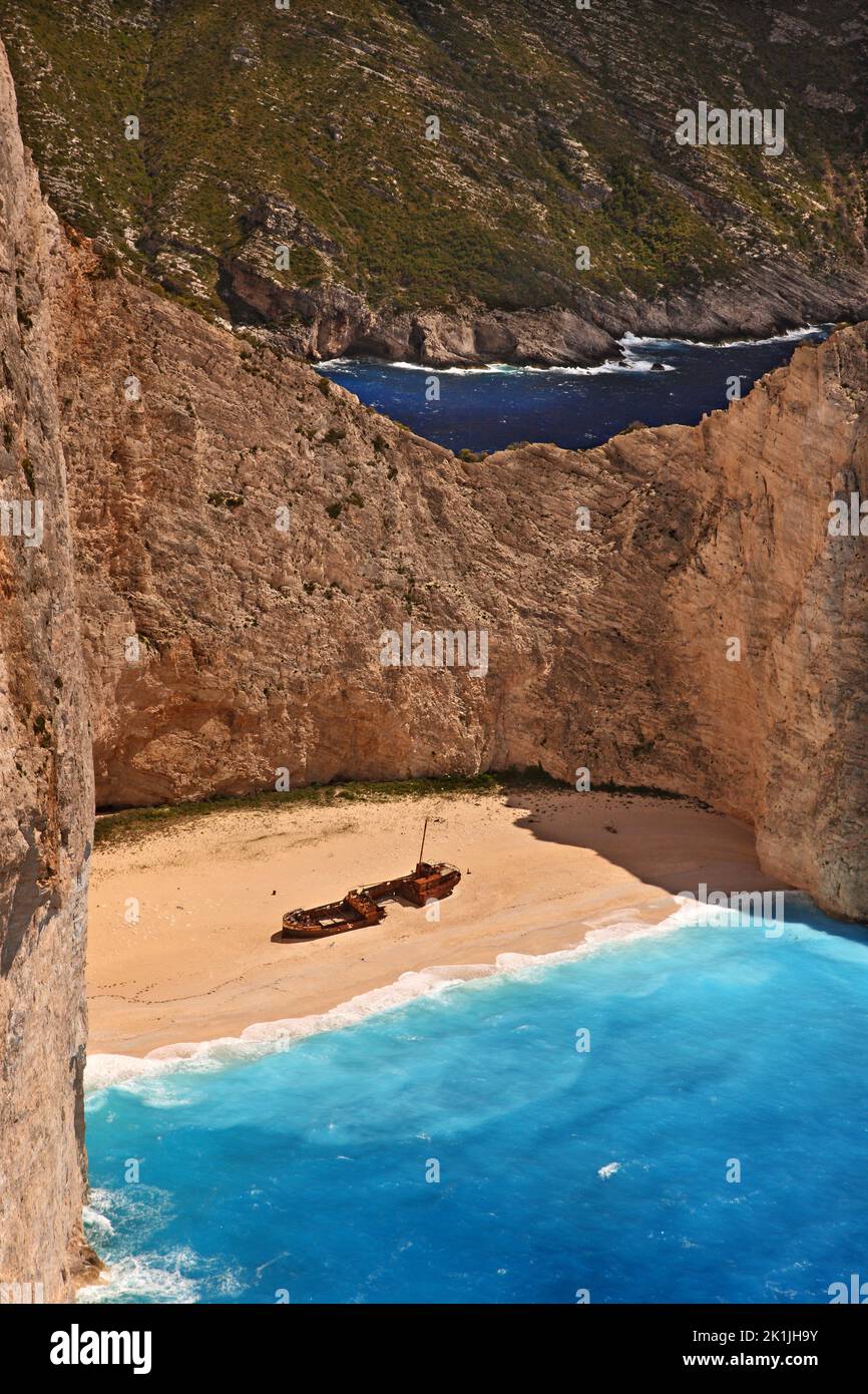 Plage de Navagio ('Shépave'), sur l'île de Zakynthos, Grèce, Europe. L'une des plus belles plages du monde, plusieurs fois votées parmi les meilleures. Banque D'Images