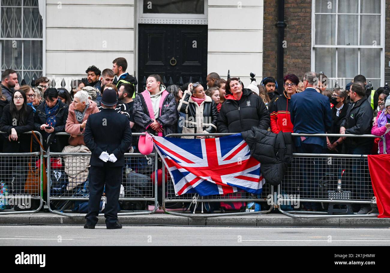 Londres Royaume-Uni 19th septembre 2022 - des foules se rassemblent près de la place du Parlement à Londres pour avoir une vue des funérailles de la reine Elizabeth II : crédit Simon Dack / Alamy Live News Banque D'Images