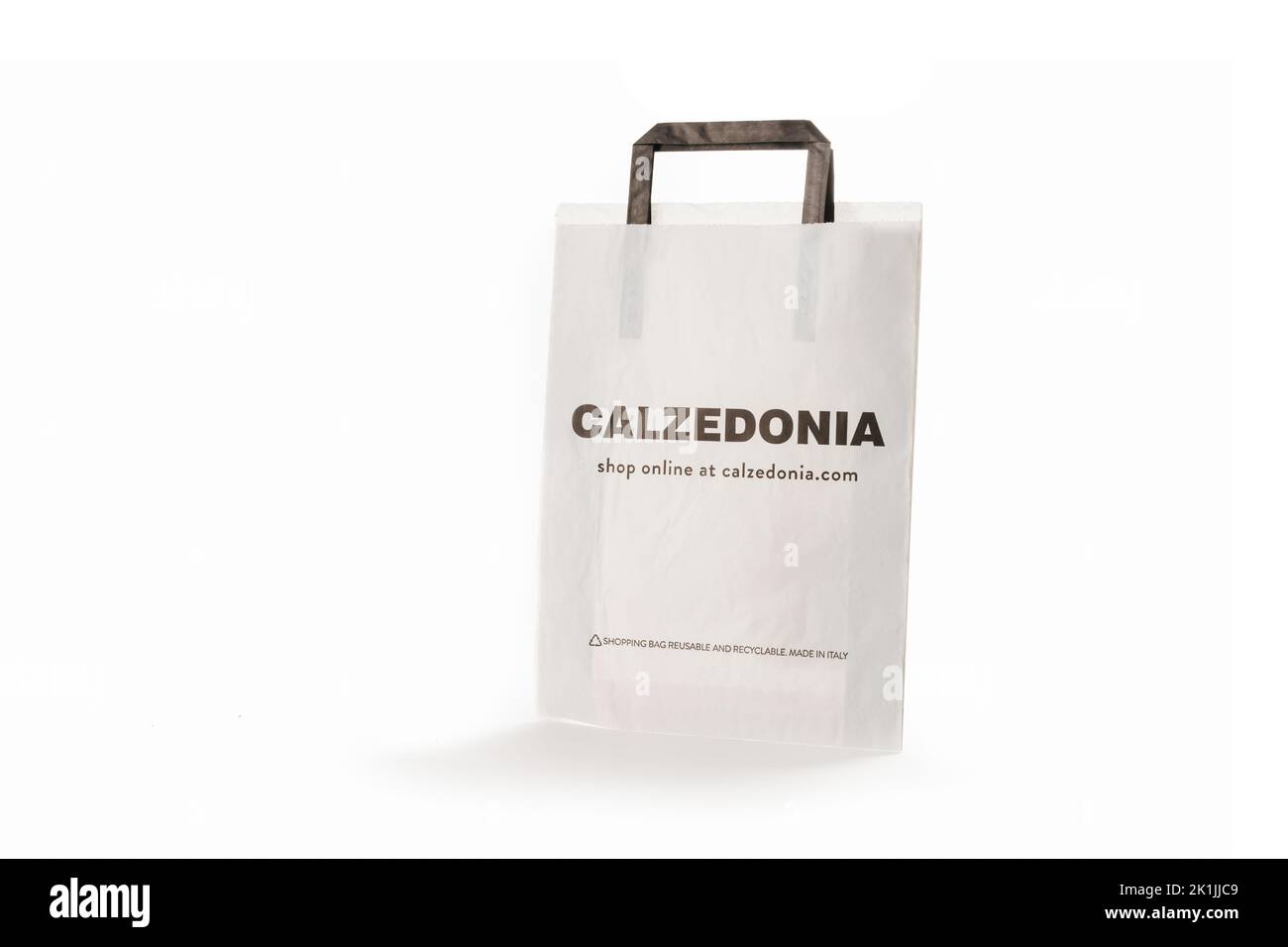 Chypre, Paphos - 08 SEPTEMBRE 2022: Sac de papier de marque de Calzedonia boutique de vêtements spécialisés italienne vendant des maillots de bain, des collants et des leggings. Non Banque D'Images