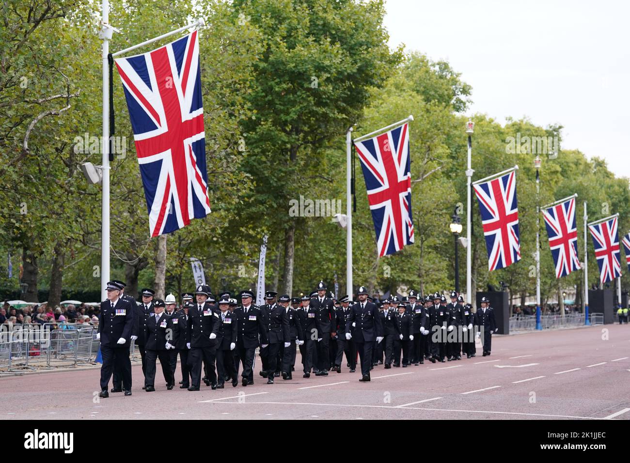 Les policiers se mettent en place dans le Mall de Londres devant le funéraire d'État de la reine Elizabeth II Date de la photo: Lundi 19 septembre 2022. Banque D'Images