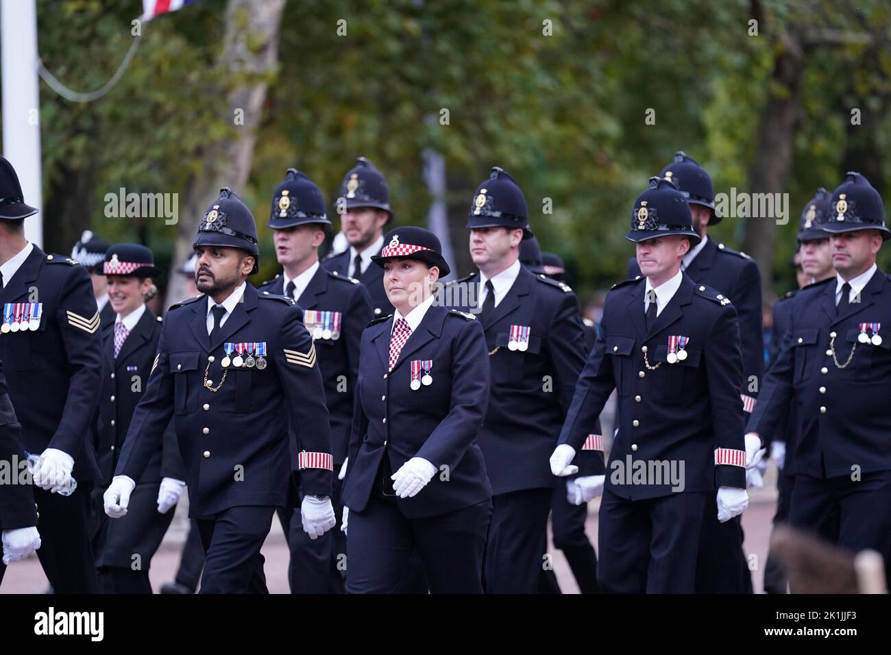 Les policiers se mettent en place dans le Mall de Londres devant le funéraire d'État de la reine Elizabeth II Date de la photo: Lundi 19 septembre 2022. Banque D'Images