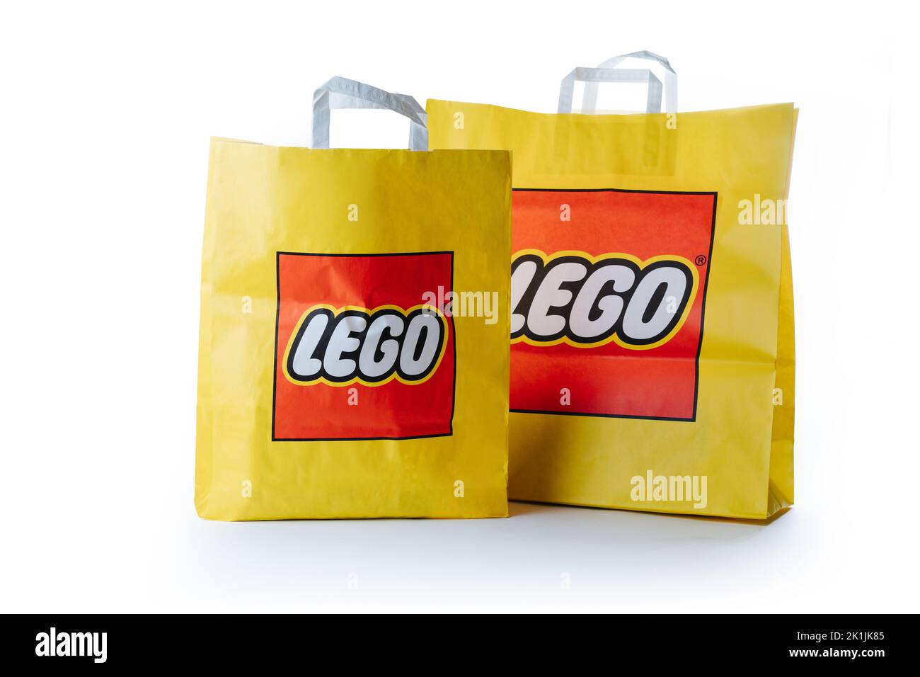 Chypre, Paphos - 08 SEPTEMBRE 2022 : deux sacs en papier LEGO jaunes de la célèbre marque de constructeur de jouets bloke. Sur fond blanc. Banque D'Images