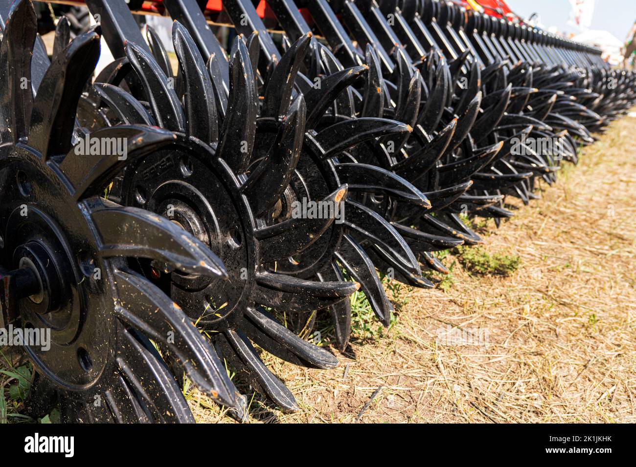 Les grandes moissonneuses-batteuses sont garées dans un champ agricole à l'automne. Banque D'Images