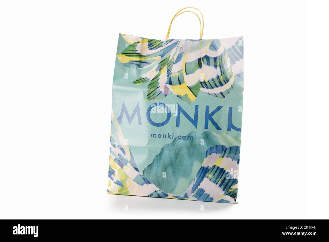 Chypre, Paphos - 08 SEPTEMBRE 2022 : sac en papier coloré de marque de la boutique de vêtements monki pour femmes suédoises, faisant partie du groupe HM. Sur fond blanc. Banque D'Images