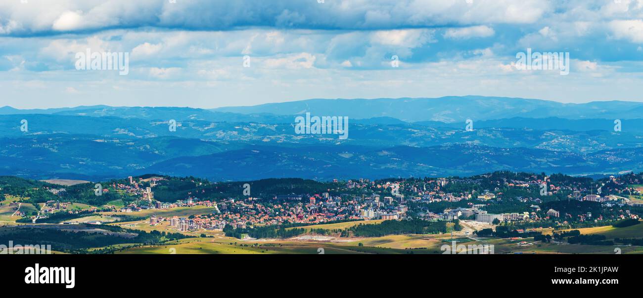 Belle vue sur la ville de Zlatibor vue depuis le sommet de la montagne de Tornik le jour d'été couvert Banque D'Images