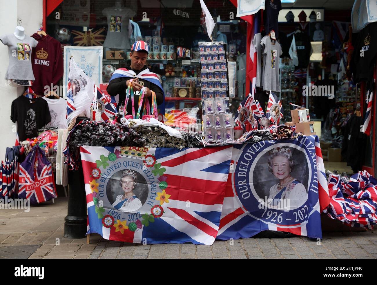 Des souvenirs représentant la reine Élisabeth de GrandeBretagne sont