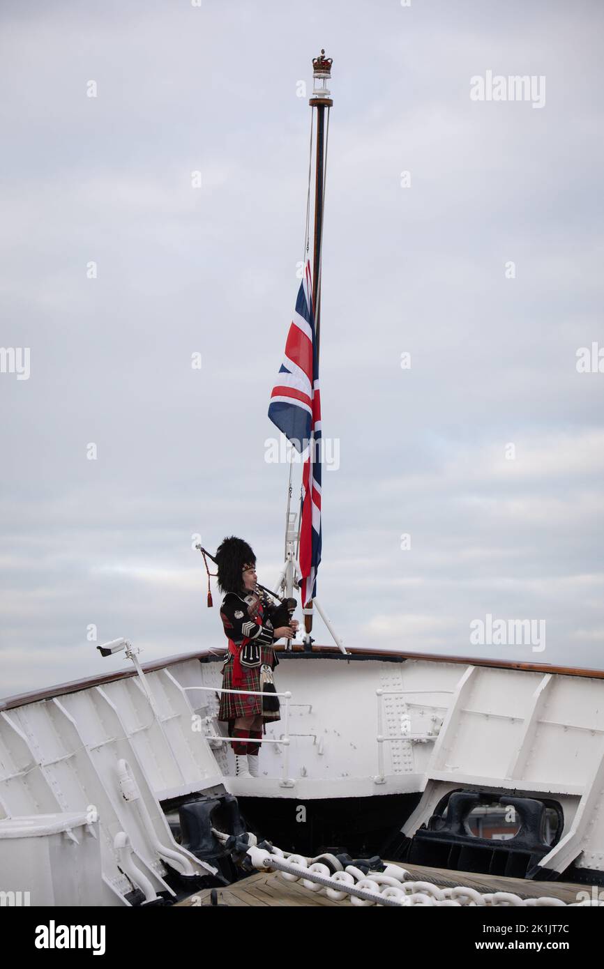 Édimbourg, Royaume-Uni. 19 septembre 2022. Le major de pipes Steven Dewar, de Scotia Pipers, salue sa Majesté la reine Elizabeth II, décédée le 8th septembre, à bord du yacht royal Britannia amarré à Leith docks, à Édimbourg, au Royaume-Uni. 19 septembre 2022. Crédit photo : Jeremy Sutton-Hibbert/Alay Live News. Banque D'Images
