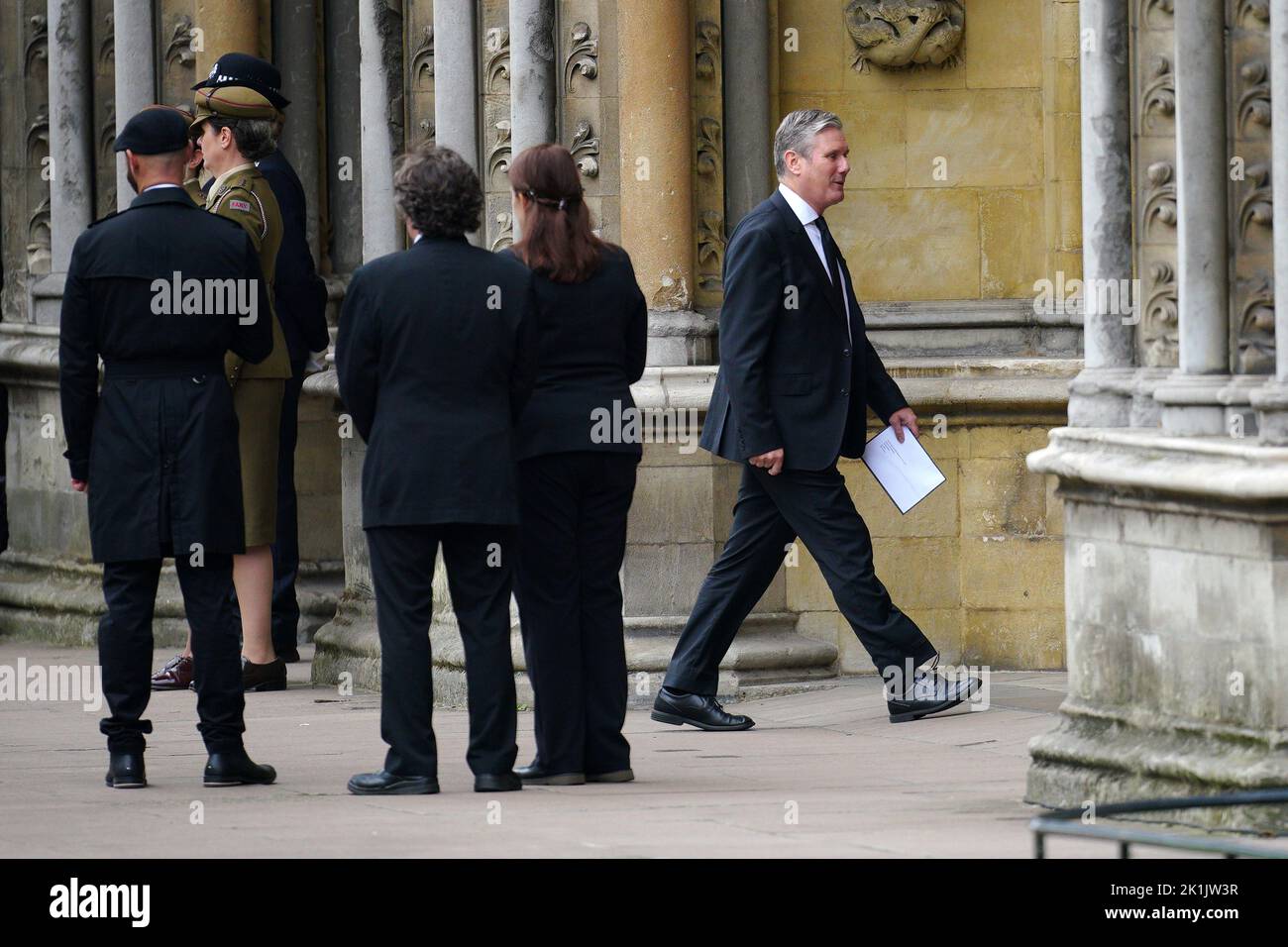 Le chef syndical Sir Keir Starmer (à droite) arrive au funéraire d'État de la reine Elizabeth II, qui s'est tenu à l'abbaye de Westminster, à Londres. Date de la photo: Lundi 19 septembre 2022. Banque D'Images