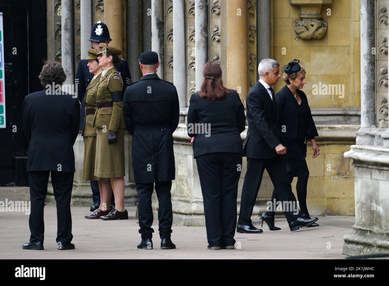 Le maire de Londres Sadiq Khan et sa femme Saadiya Khan (à droite) arrivent au funérailles d'État de la reine Elizabeth II, qui s'est tenu à l'abbaye de Westminster, à Londres. Date de la photo: Lundi 19 septembre 2022. Banque D'Images