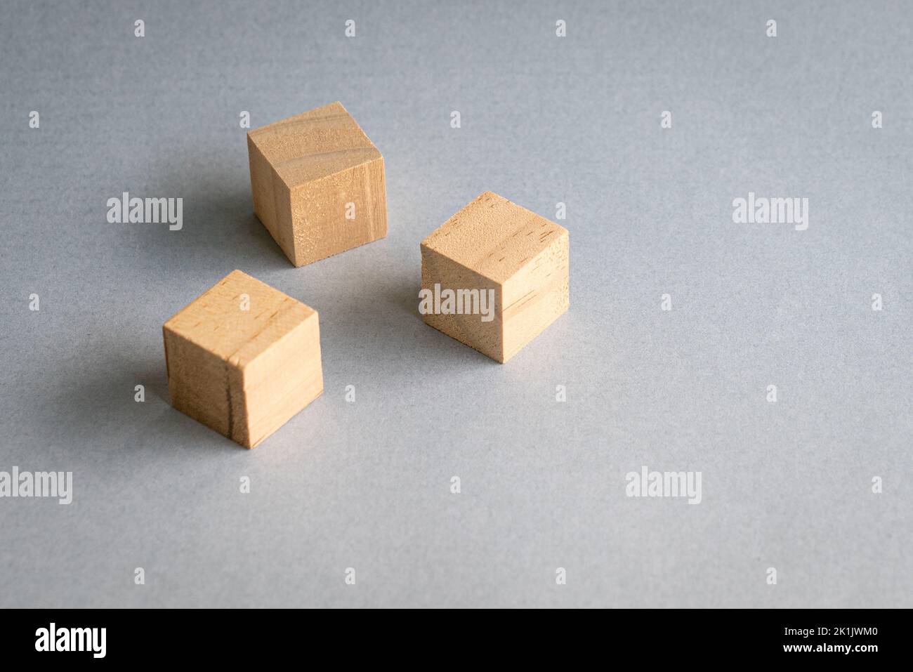 Trois cubes de bois vierges sur le dessus de la table. Texte libre et espace de copie. Banque D'Images