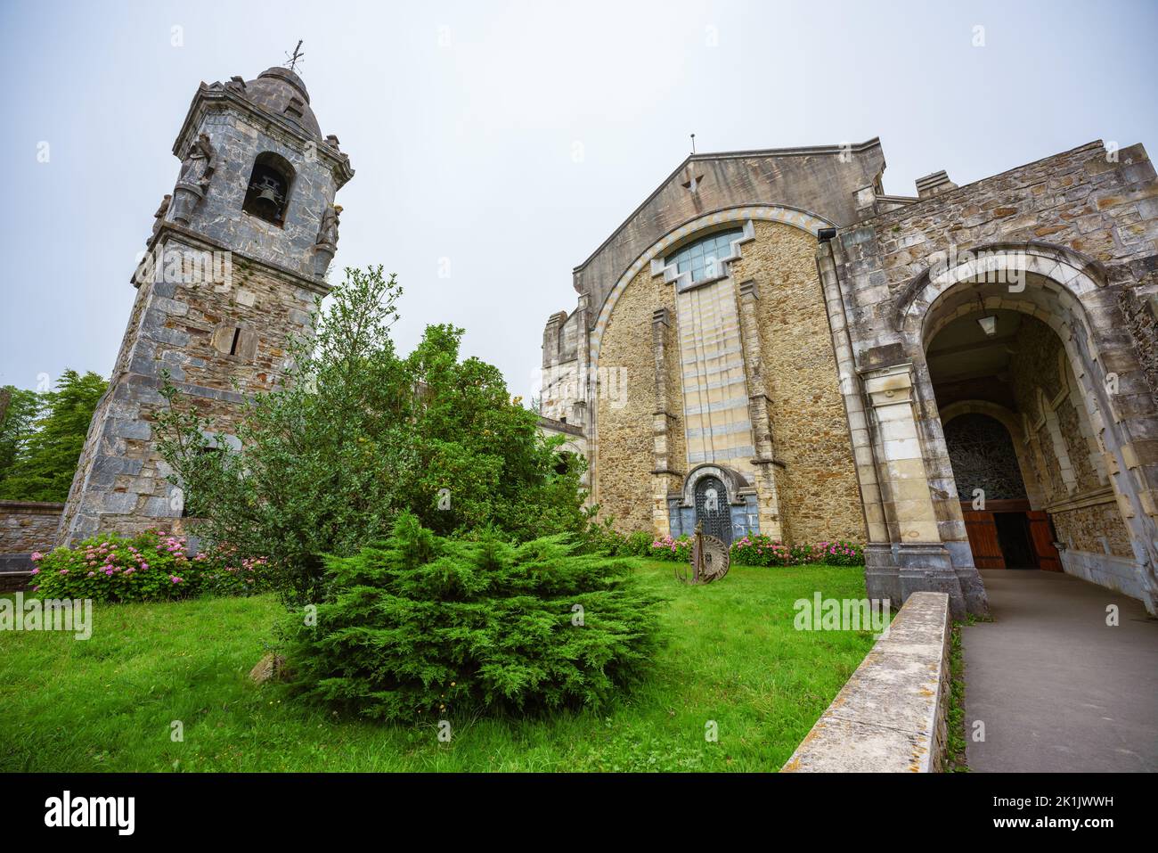 Vue de face du sanctuaire d'Urkiola à Bizkaia, Espagne Banque D'Images
