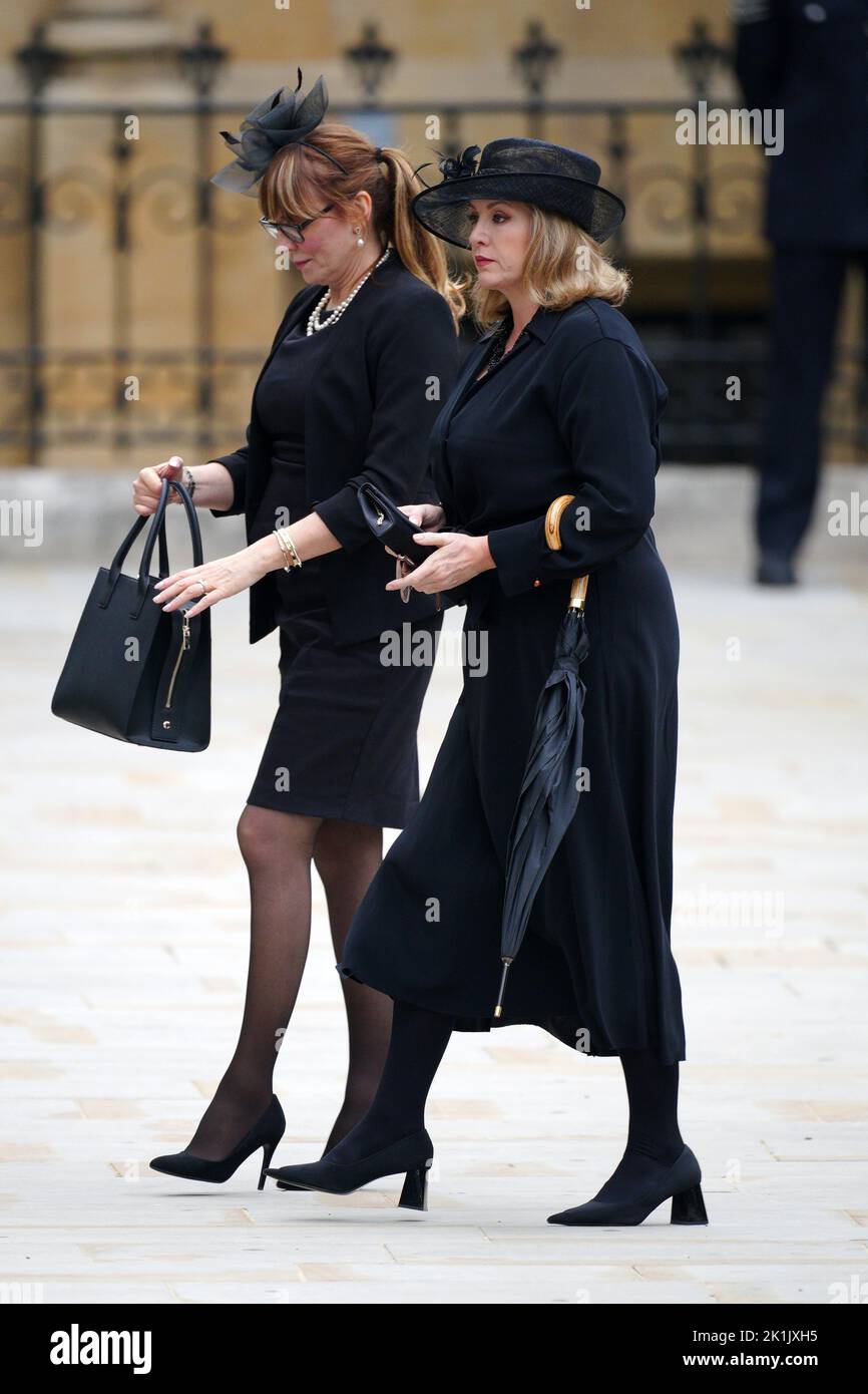 Leader de la Chambre des communes Penny Mordaunt (à droite) arrivant à la funéraire d'État de la reine Elizabeth II, tenue à Westminster Abbey, à Londres. Date de la photo: Lundi 19 septembre 2022. Banque D'Images