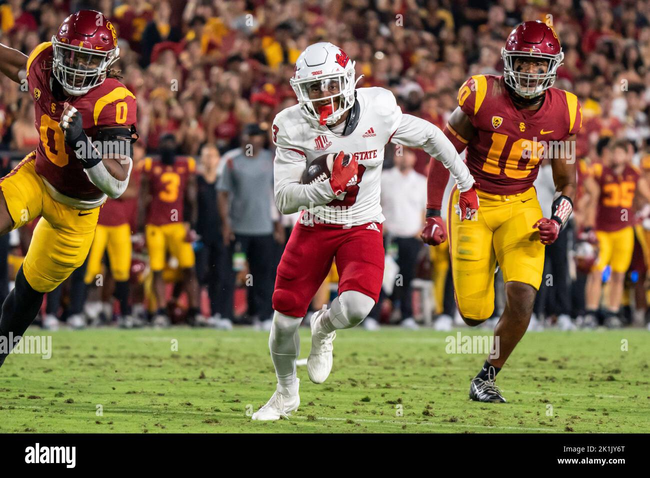 Le grand receveur de Fresno State Bulldogs Erik Brooks (3) dirige le ballon lors d'un match de football de la NCAA contre les chevaux de Troie de la Californie du Sud, samedi, septembre Banque D'Images