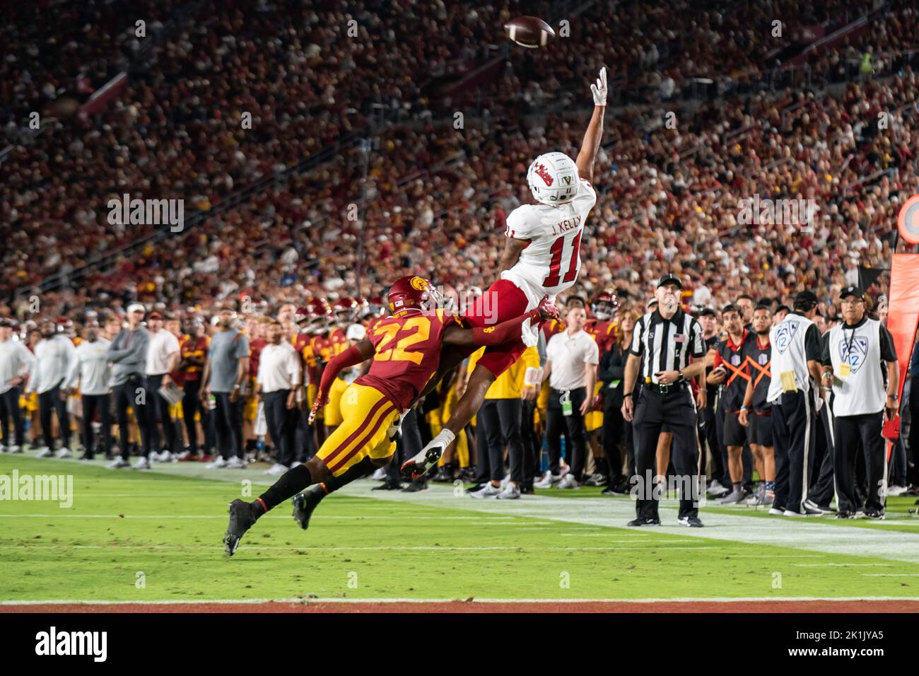 Un col est jeté sur la portée du grand récepteur des Bulldogs de l'État de Fresno Josh Kelly (11) en tant que Southern California Trojans défensive back Ceyair Wright (22 Banque D'Images