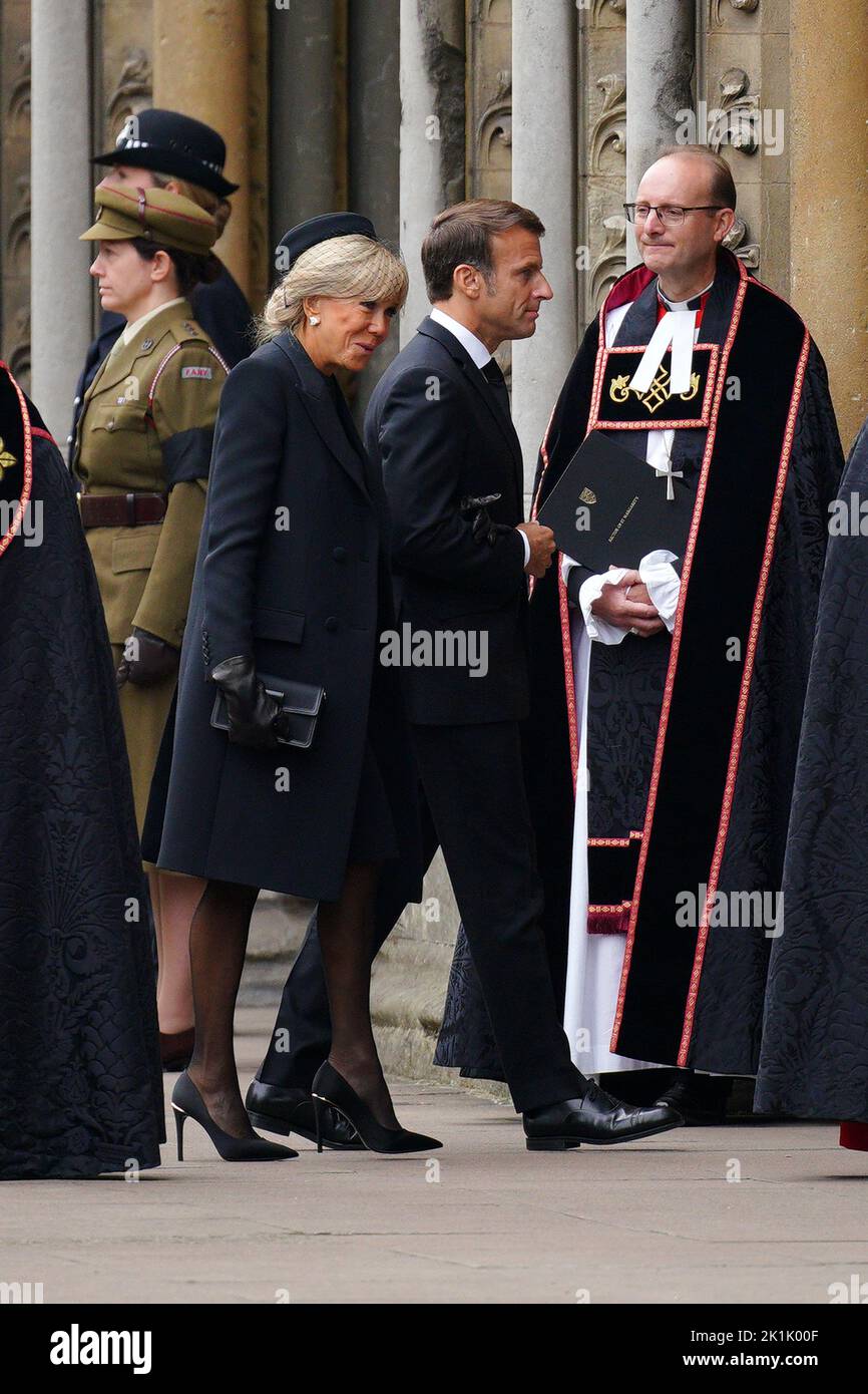 Le président français Emmanuel Macron et la première dame Brigitte Macron arrivent au funérailles d'État de la reine Elizabeth II, qui s'est tenu à l'abbaye de Westminster, à Londres. Date de la photo: Lundi 19 septembre 2022. Banque D'Images