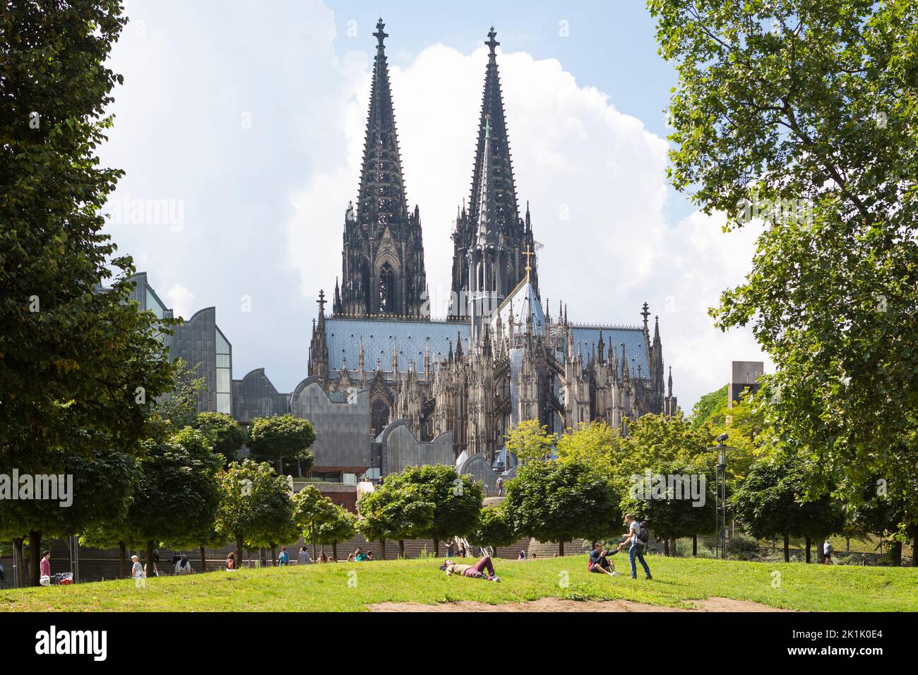 Personnes se détendant dans un parc au centre-ville de Cologne avec cathédrale en arrière-plan, Allemagne Banque D'Images Personnes se détendant dans un parc au centre-ville de Cologne avec cathédrale en arrière-plan, Allemagne Banque D'Images