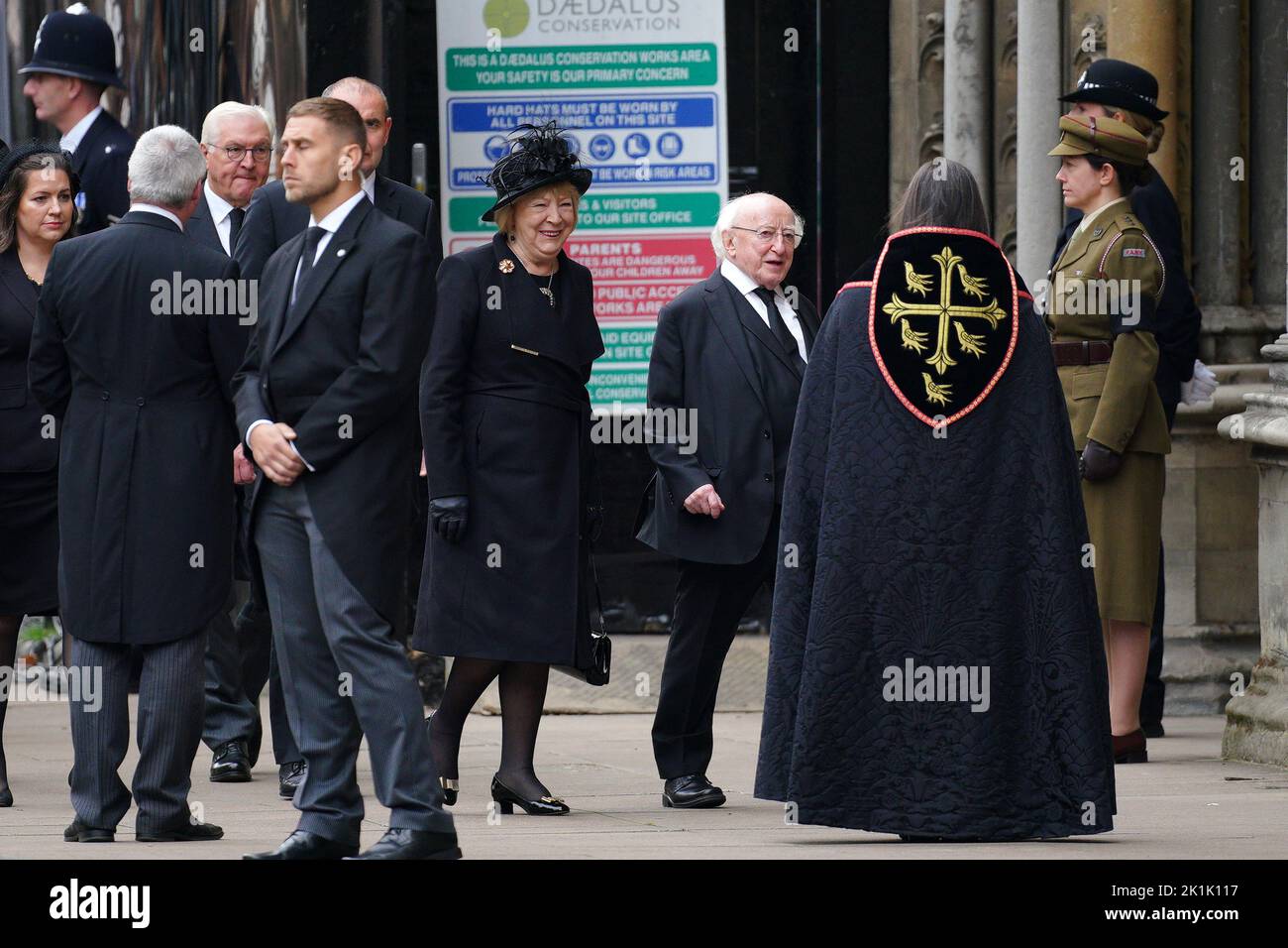 Le président irlandais Michael D Higgins et son épouse Sabina arrivent au funérailles d'État de la reine Elizabeth II, qui s'est tenu à l'abbaye de Westminster, à Londres. Date de la photo: Lundi 19 septembre 2022. Banque D'Images