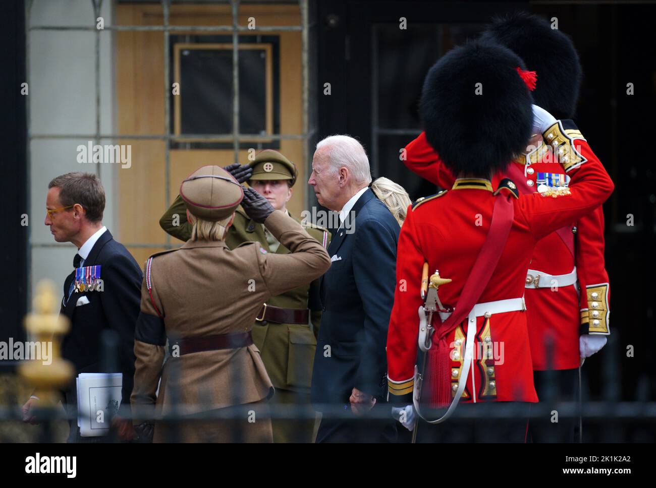 LE président AMÉRICAIN Joe Biden accompagné de la première dame Jill Biden arrivant au funérailles d'État de la reine Elizabeth II, qui s'est tenu à l'abbaye de Westminster, à Londres. Date de la photo: Lundi 19 septembre 2022. Banque D'Images