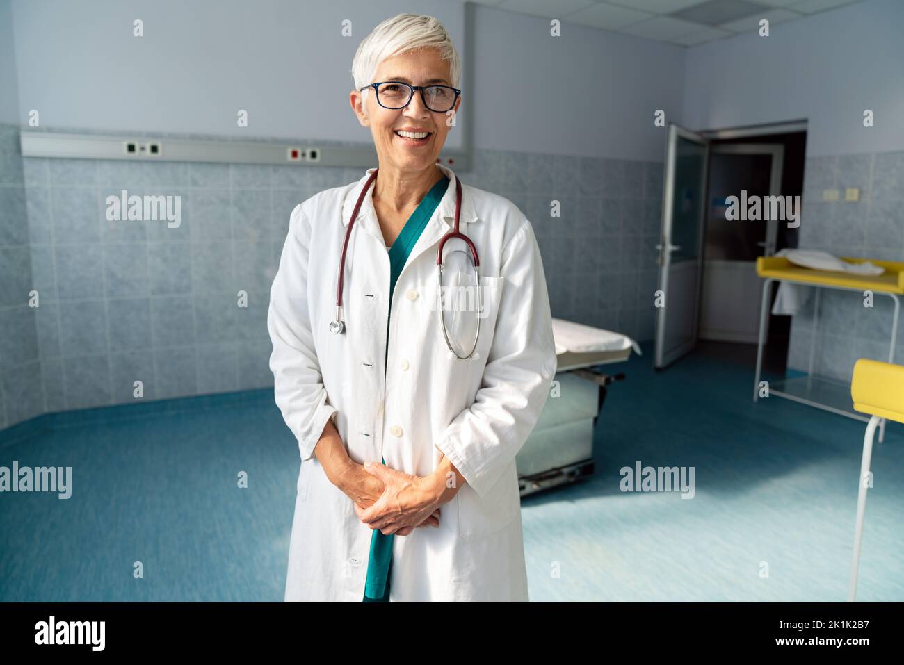 Portrait d'une femme médecin réussie à l'hôpital. Santé, médecine, concept de personnes Banque D'Images