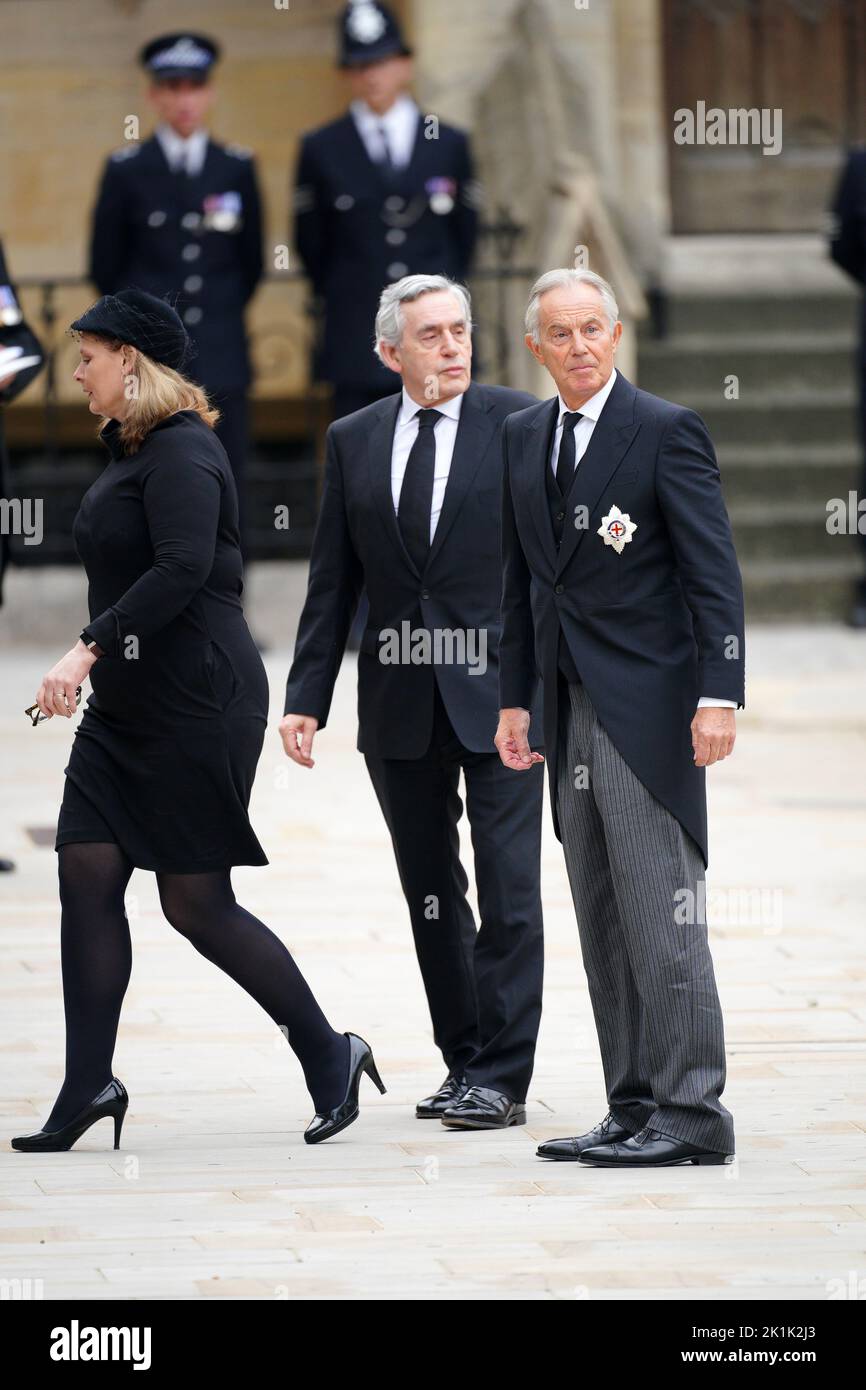 Les anciens premiers ministres Tony Blair (à droite) et Gordon Brown avec sa femme Sarah Brown arrivant au funérailles d'État de la reine Elizabeth II, qui s'est tenu à l'abbaye de Westminster, à Londres. Date de la photo: Lundi 19 septembre 2022. Banque D'Images