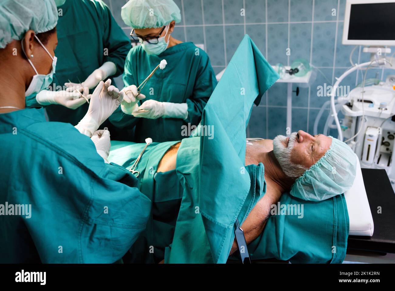 Fonctionnement de l'équipe de chirurgie dans une salle chirurgicale Banque D'Images Fonctionnement de l'équipe de chirurgie dans une salle chirurgicale Banque D'Images