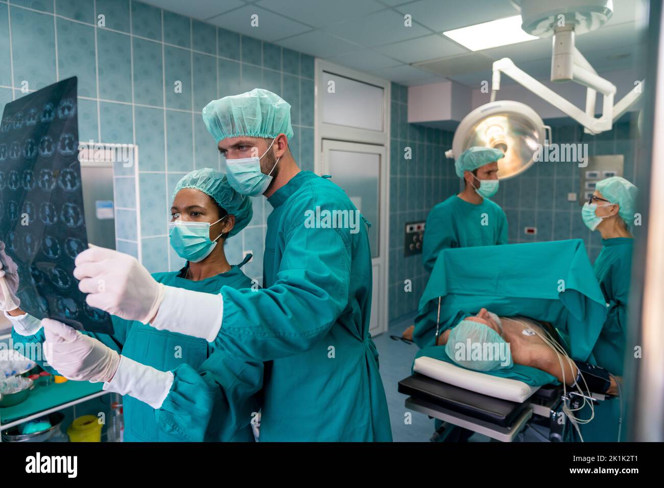 Fonctionnement de l'équipe de chirurgie dans une salle chirurgicale Banque D'Images Fonctionnement de l'équipe de chirurgie dans une salle chirurgicale Banque D'Images