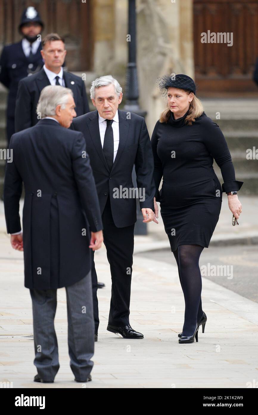 Les anciens premiers ministres Tony Blair (à gauche) et Gordon Brown avec sa femme Sarah Brown arrivant au funérailles d'État de la reine Elizabeth II, qui s'est tenu à l'abbaye de Westminster, à Londres. Date de la photo: Lundi 19 septembre 2022. Banque D'Images