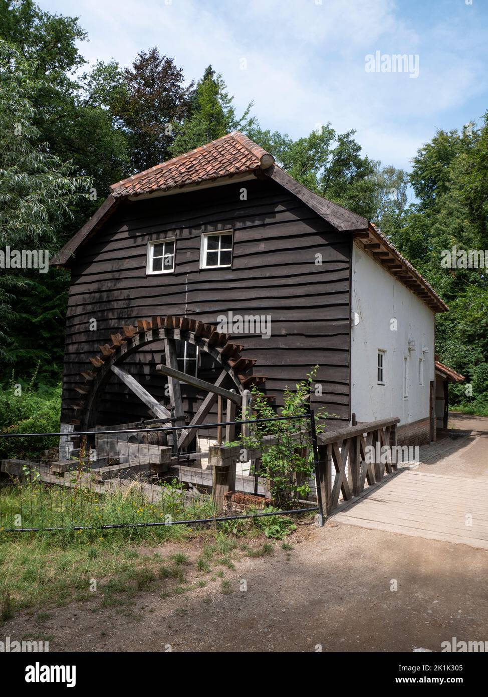 Ancien moulin à eau où l'eau coule sous la roue, également appelé moulin à eau souterraine Banque D'Images