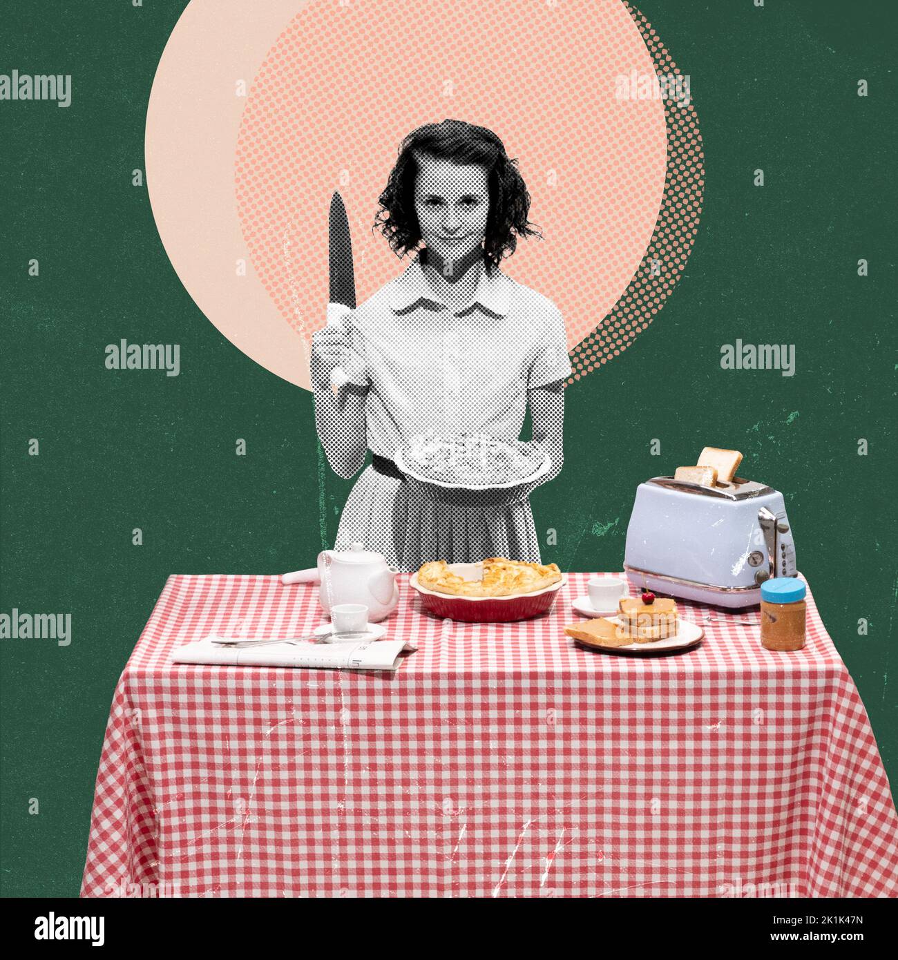 Collage d'art contemporain. Jeune femme debout avec un couteau et une tarte aux pommes. Un look inepte. Inspiration cinéma Banque D'Images