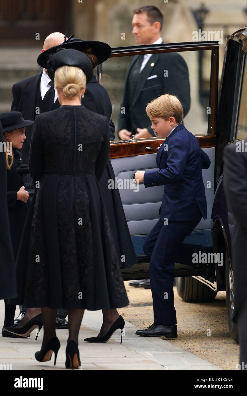 Prince George (à droite) et Princess Charlotte (à gauche) arrivant au funéraire d'État de la reine Elizabeth II, tenu à l'abbaye de Westminster, Londres. Date de la photo: Lundi 19 septembre 2022. Banque D'Images