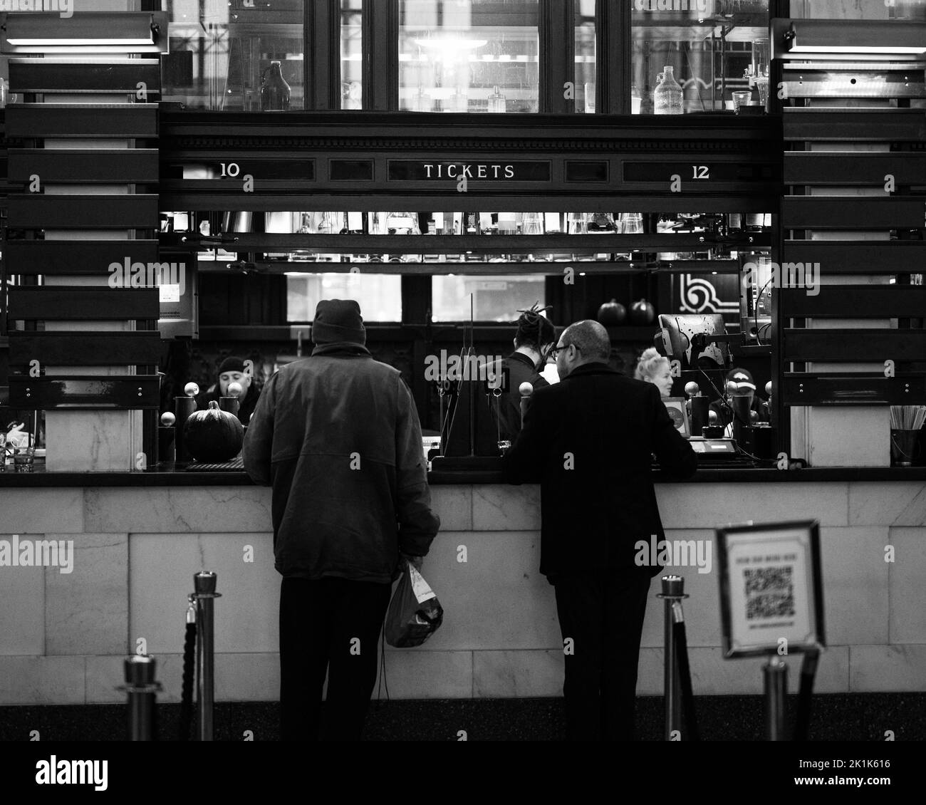 Une photo en noir et blanc de personnes achetant des billets à une gare pour voyager à Union Station Banque D'Images