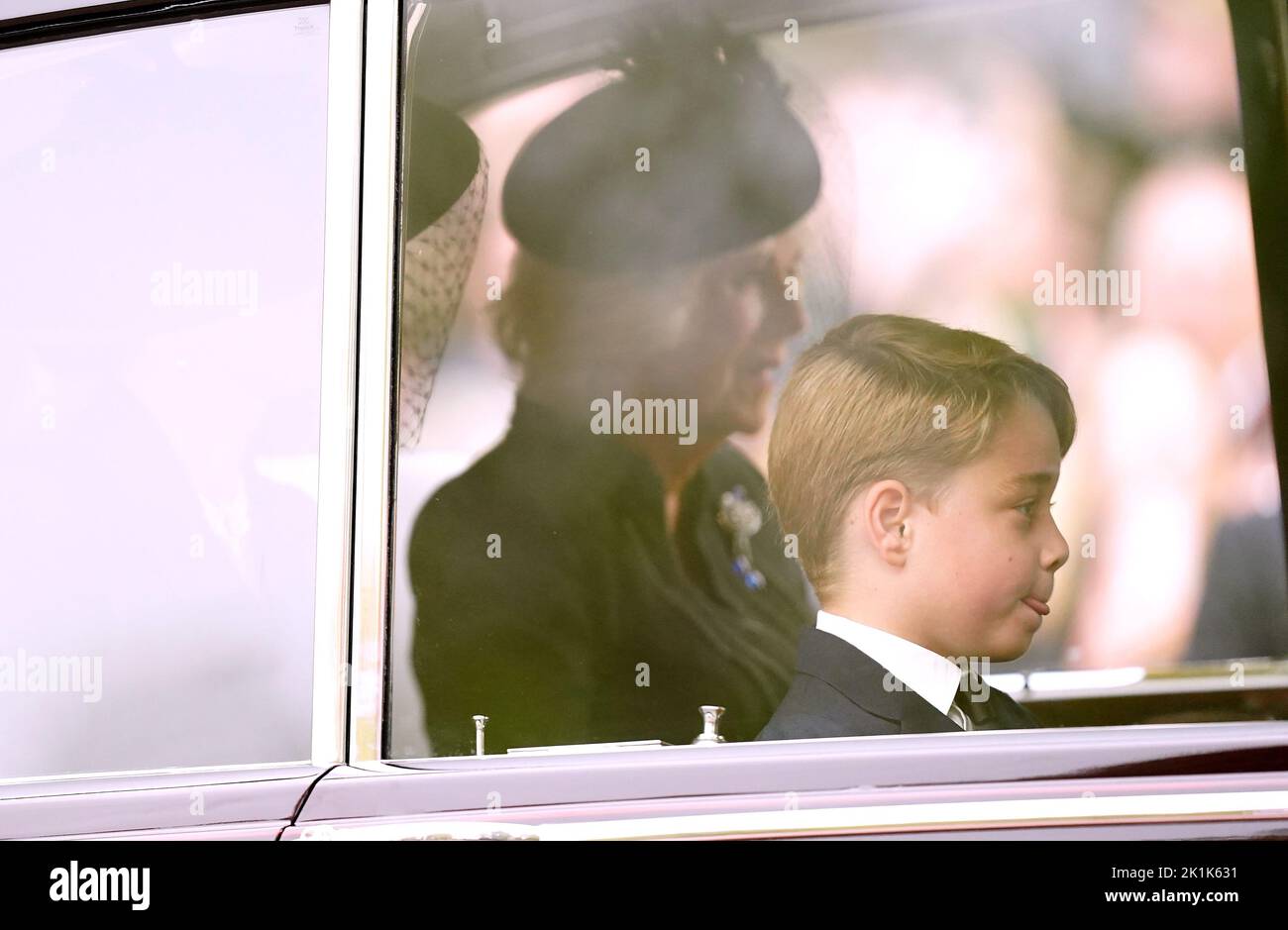 Princess of Wales (à gauche), Queen Consort et Prince George (à droite) sont vus sur le Mall devant le funéraire d'État de la reine Elizabeth II à Westminster Abbey, Londres. Date de la photo: Lundi 19 septembre 2022. Banque D'Images