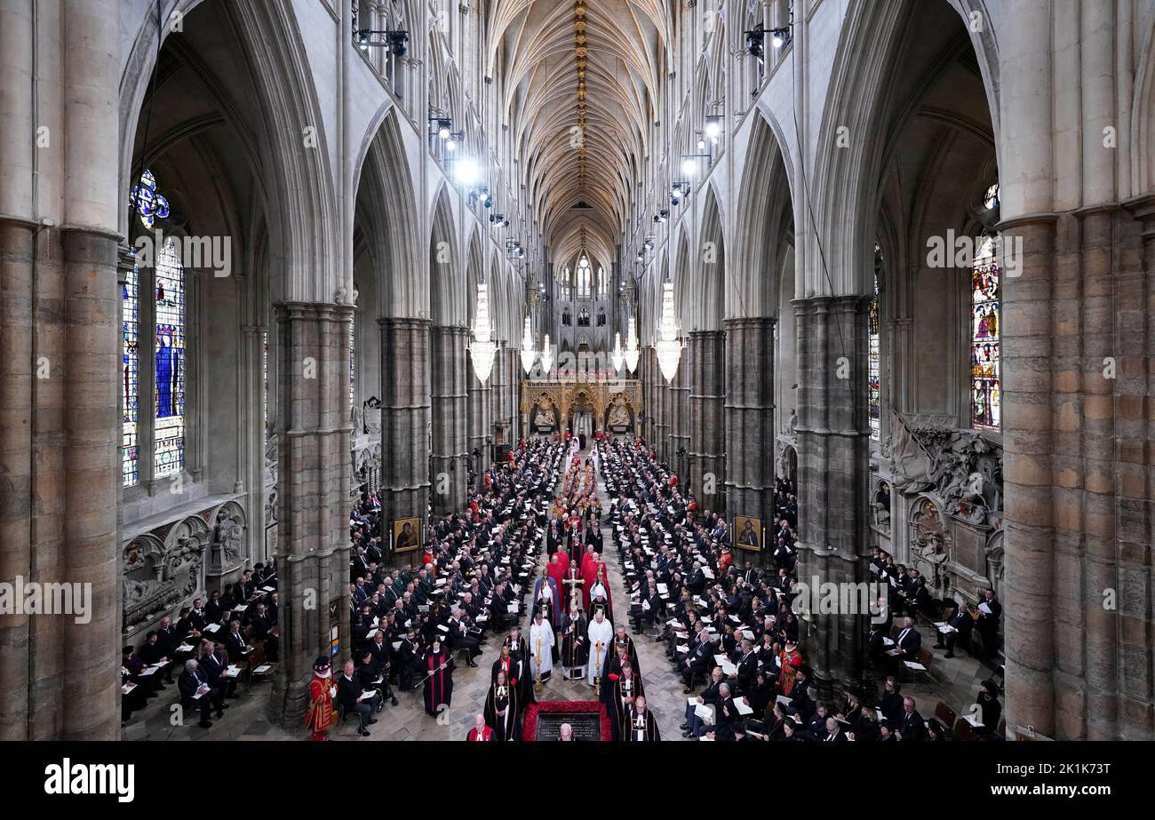 Les membres du clergé attendent le cercueil de la reine Elizabeth II pour arriver à l'abbaye de Westminster, à Londres, pour son funérailles d'État. Date de la photo: Lundi 19 septembre 2022. Banque D'Images
