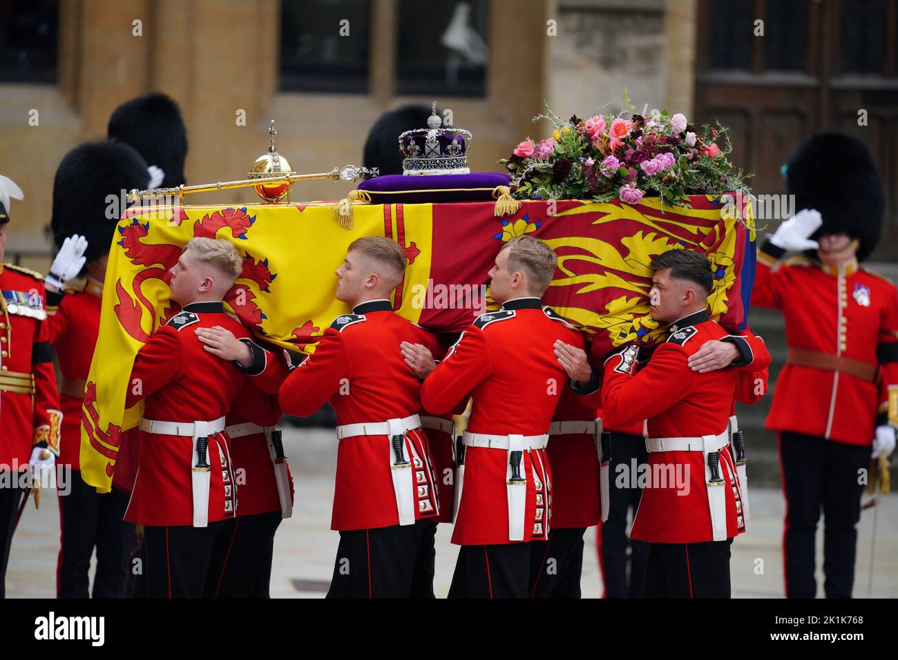 Le cercueil de la reine Elizabeth II est transporté par des pallbearers à l'état funéraire tenu à l'abbaye de Westminster, Londres. Date de la photo: Lundi 19 septembre 2022. Banque D'Images