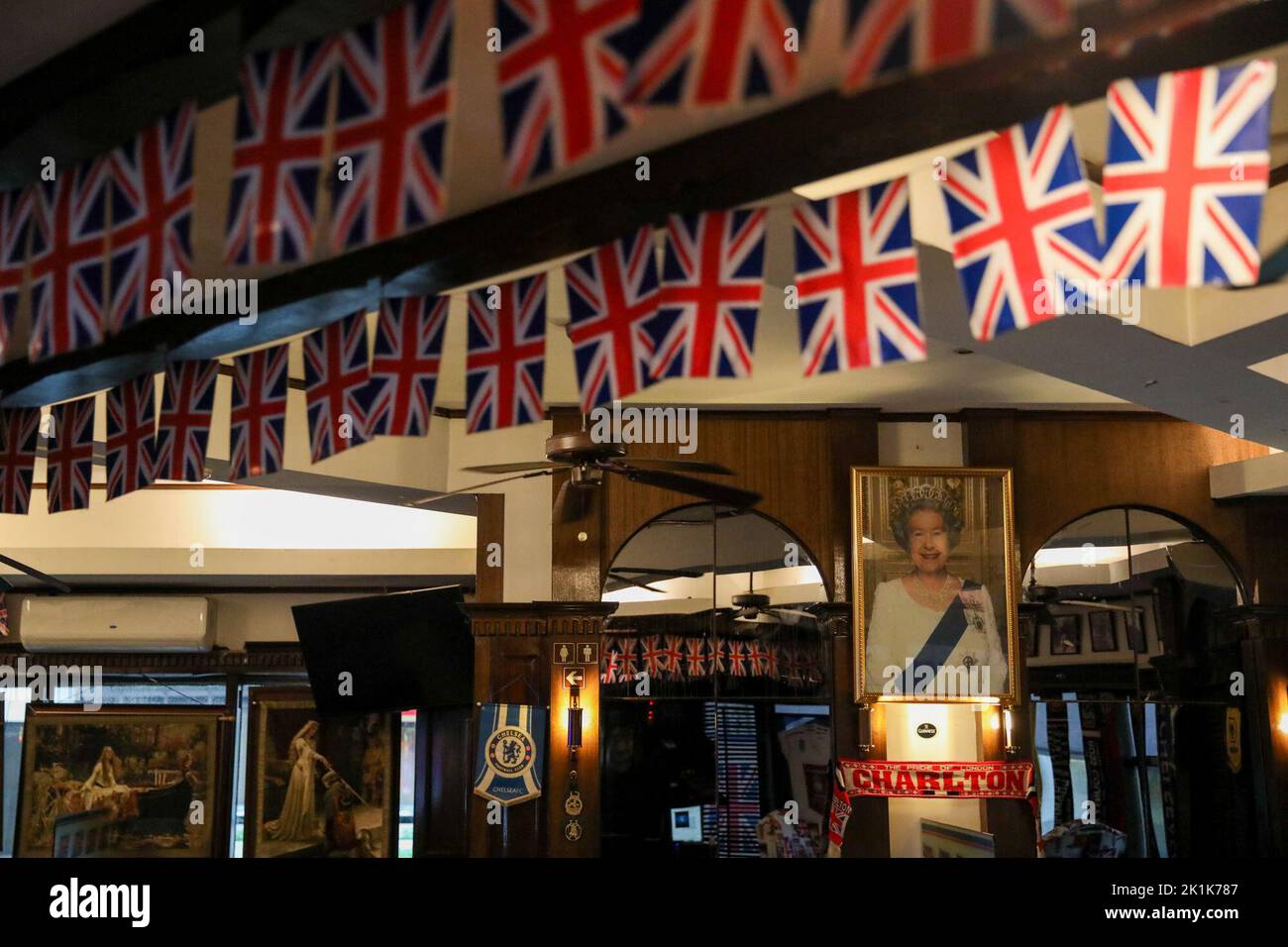 Manille, Philippines. 19th septembre 2022. Un pub britannique de Makati City, aux Philippines, présente un portrait de la reine Elizabeth II à temps pour ses funérailles d'État à Londres, en Angleterre. 19 septembre 2022. La reine Elizabeth II, le monarque le plus ancien de Grande-Bretagne, est morte sur 8 septembre 2022, après 70 ans sur le trône. Elle avait 96 ans. (Image de crédit : © Basilio Sepe/ZUMA Press Wire) Banque D'Images