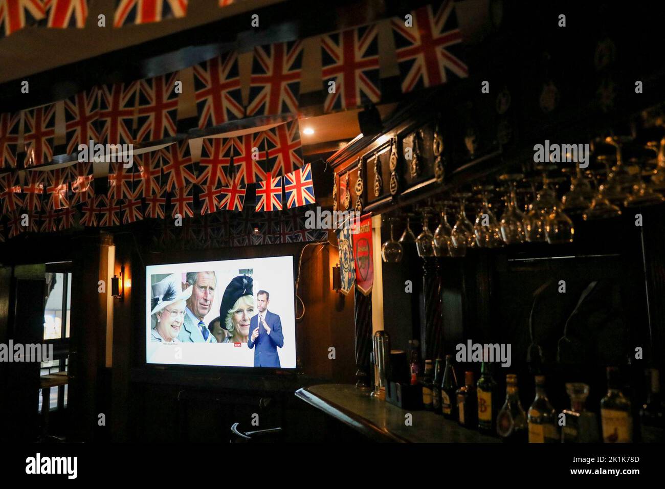 Manille, Philippines. 19th septembre 2022. Un pub britannique de Makati City, aux Philippines, présente une émission en direct des funérailles d'État de la reine Elizabeth II à Londres, en Angleterre. 19 septembre 2022. La reine Elizabeth II, le monarque le plus ancien de Grande-Bretagne, est morte sur 8 septembre 2022, après 70 ans sur le trône. Elle avait 96 ans. (Image de crédit : © Basilio Sepe/ZUMA Press Wire) Banque D'Images