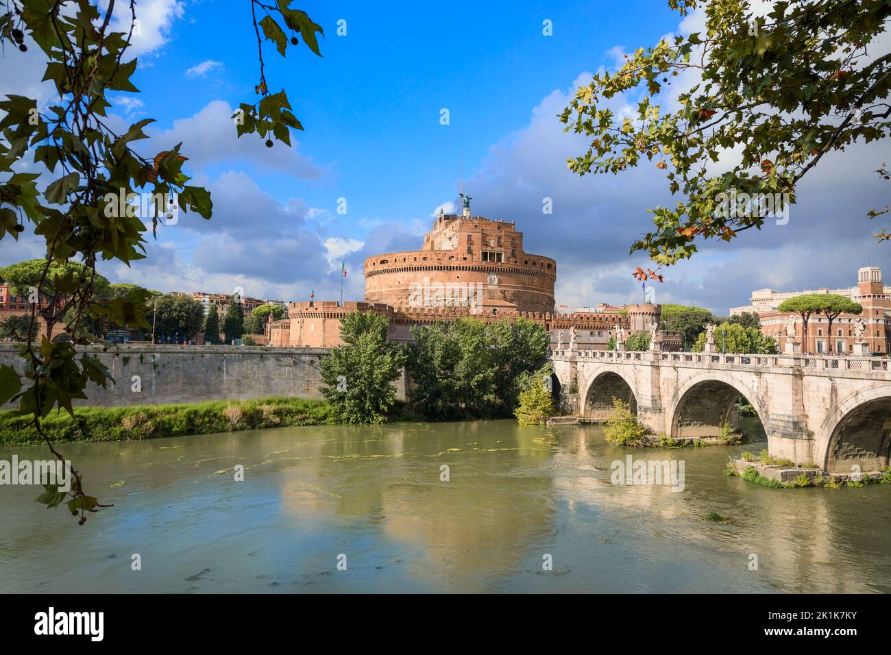 Tibre à Rome, Italie : vue sur le château du Saint Ange (Castel Sant'Angelo) et le pont Ponte Sant'Angelo. Banque D'Images