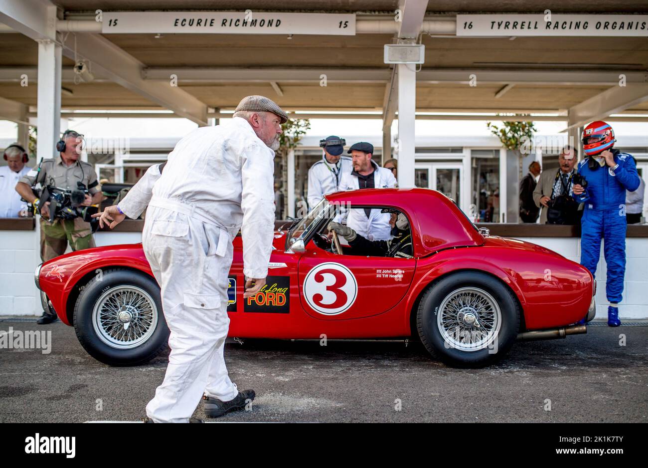 Goodwood, Royaume-Uni. 16th septembre 2022. Une piste de mine occupée pendant les sessions de pratique du Stirling Moss Memorial Trophy avec l'AC Cobra recevant l'attention au festival de la renaissance de Goodwood au circuit de Goodwood, Goodwood, Royaume-Uni, le 16 septembre 2022. Photo de Phil Hutchinson. Utilisation éditoriale uniquement, licence requise pour une utilisation commerciale. Aucune utilisation dans les Paris, les jeux ou les publications d'un seul club/ligue/joueur. Crédit : UK Sports pics Ltd/Alay Live News Banque D'Images