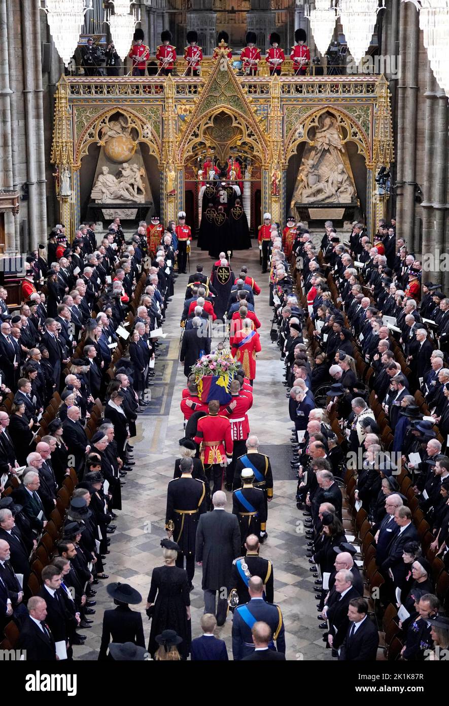 Le roi Charles III et les membres de la famille royale suivent derrière le cercueil de la reine Elizabeth II lorsqu'il arrive à l'abbaye de Westminster, à Londres, pour son funérailles d'État. Date de la photo: Lundi 19 septembre 2022. Banque D'Images