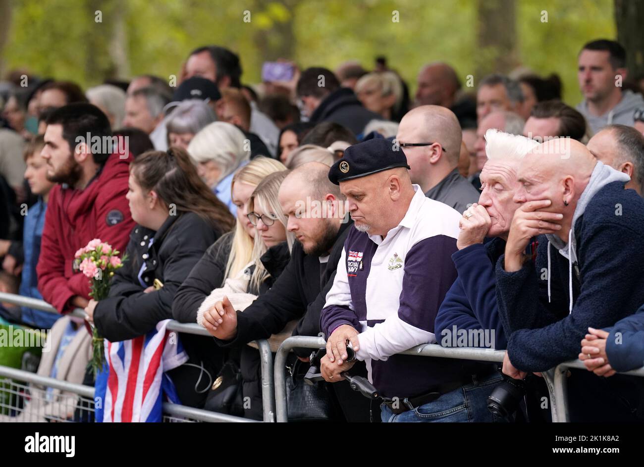 Les membres du public du Mall écoutent le funérailles d'État de la reine Elizabeth II, qui s'est tenu à l'abbaye de Westminster, à Londres. Date de la photo: Lundi 19 septembre 2022. Banque D'Images