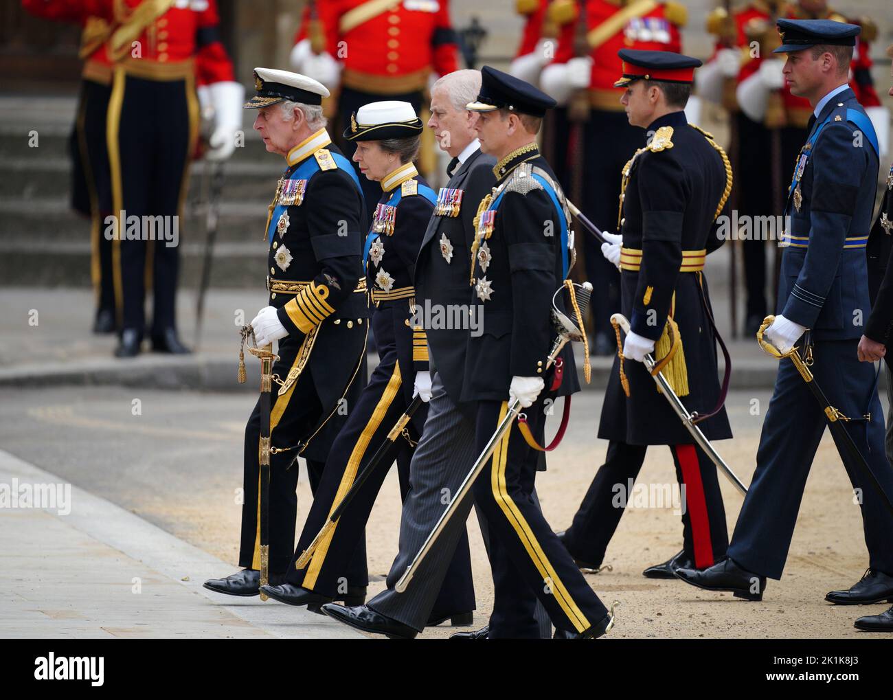 (De gauche à droite) le roi Charles III la princesse royale le duc d'York le comte de Wessex et le prince de Galles arrivant au funérailles d'État de la reine Elizabeth II, tenue à l'abbaye de Westminster, Londres. Date de la photo: Lundi 19 septembre 2022. Banque D'Images